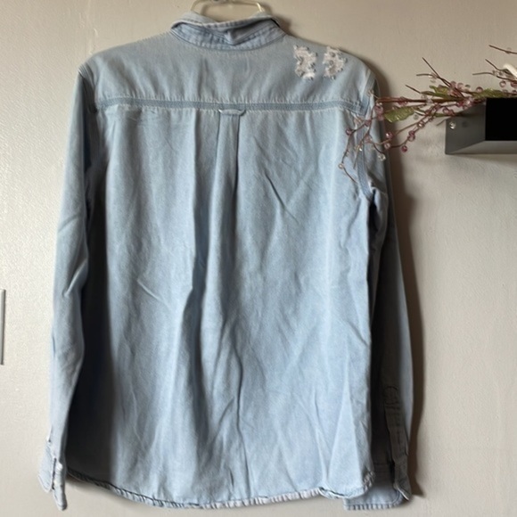 Forever 21 Blue distressed long sleeve shirt Mens size Medium. Used - Picture 6 of 9